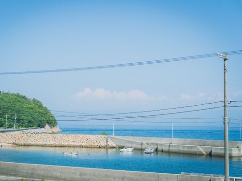 穏やかな海と小さな漁港(今治市)