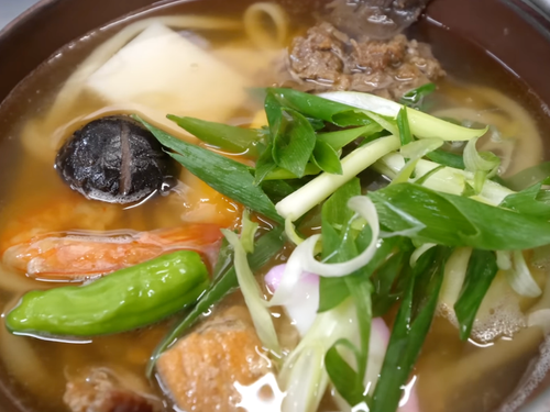人気の鍋焼きうどん！