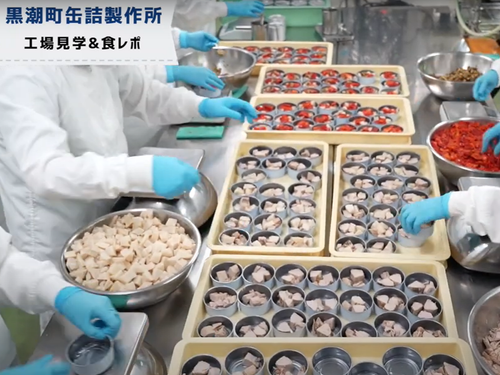 下処理・調理した具材を手作業で缶に詰めていきます
