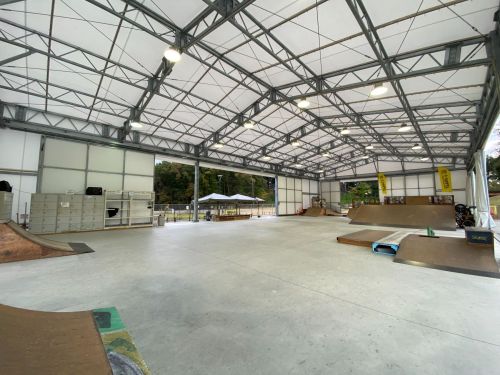 屋根付きの練習場も完備
