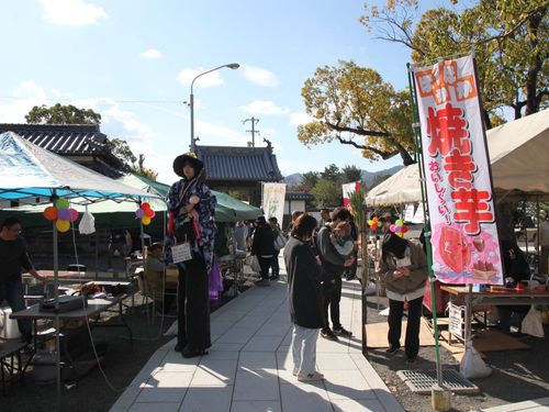 境内に屋台が並んでいる風景です!なにやら背が高い人が?!