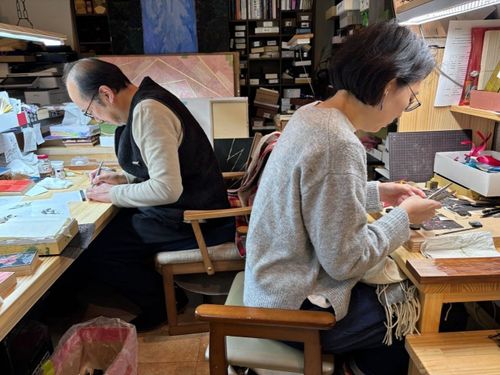 店舗で麦わら細工を作る神谷さんと地域おこし協力隊員のいつもの風景