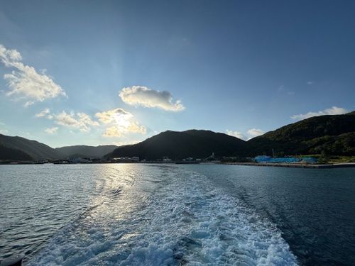 フェリーから島を眺める