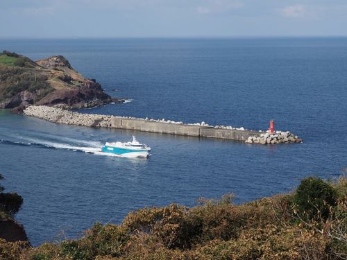 本土から見島までは定期船ゆりやで70分。