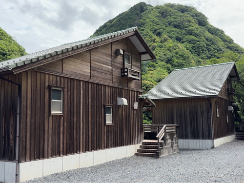 温泉以外にも、キャンプフィールド、バンガロー、飲食店などがあります。