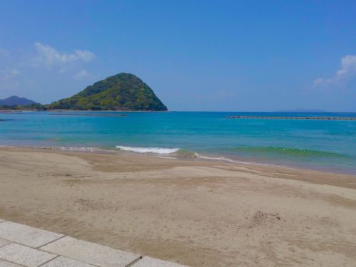 透明度の高い海と美しい夕景で知られ、夏には海水浴も楽しめる菊ヶ浜。