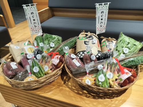 めぐみと(ロゴマーク)シールを貼った農産物