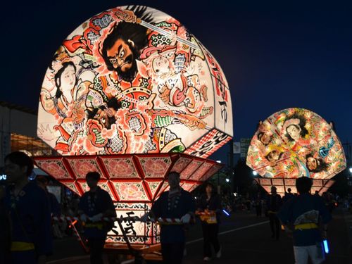弘前ねぷたが柳井市の金魚ねぶたと一夜限りの共演！
