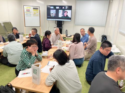 塾生たち同士で知識や悩みを共有する場面。コンネアサクラから面白い動きが出ています