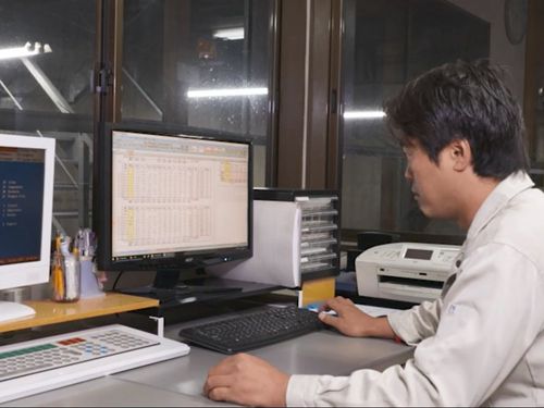 豚に触れる時間だけが仕事じゃない。餌づくりも、データ管理も、奥が深い。