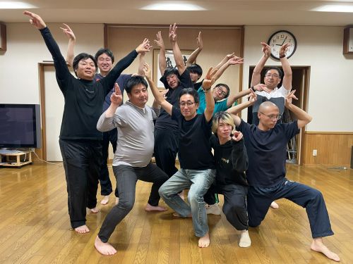 公演に向けて稽古する地域住民と受入団体代表者（右下：犬飼ミズキ）