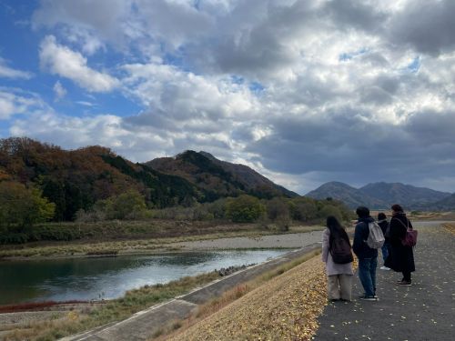 アーティストを招いてまちのリサーチをする様子