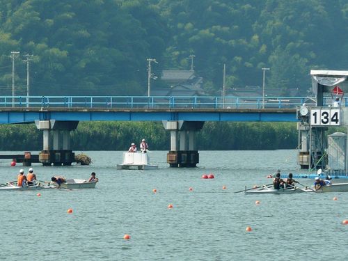 円山川で行われたローイング大会のようす