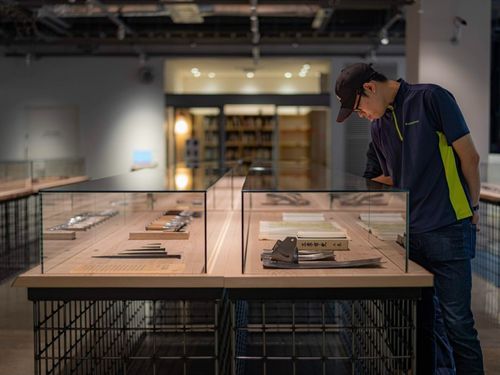 知るほどに奥深い、三条市のものづくりの歴史にも触れることができる三条市立図書館。