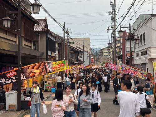 市内外の人で賑わう山代の温泉通り