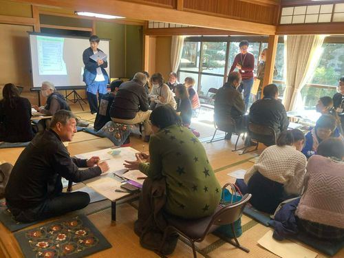 「奈良市版自分ごと化会議in東里」で住民のみなさんが話し合う様子