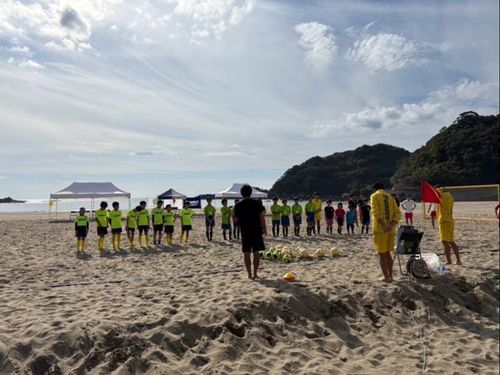 2024年11月に白浜で開催されたビーチサッカー大会の様子