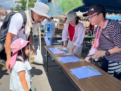 うどんまつりでの様子。マップ配りやアンケートなど積極的にお客さんと交流