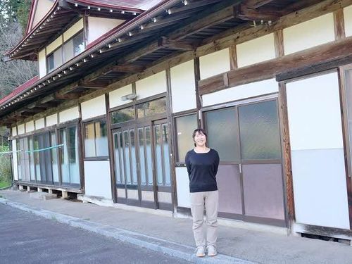 古民家の前で