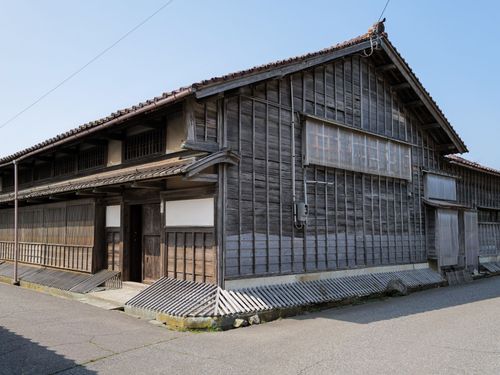 北前船の元廻船問屋邸を改修したラグジュアリー古民家宿。