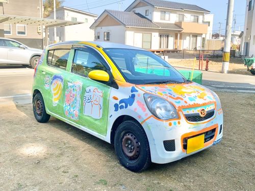 ささをかさんの車 旅先で出会った方に描いてもらっているそう