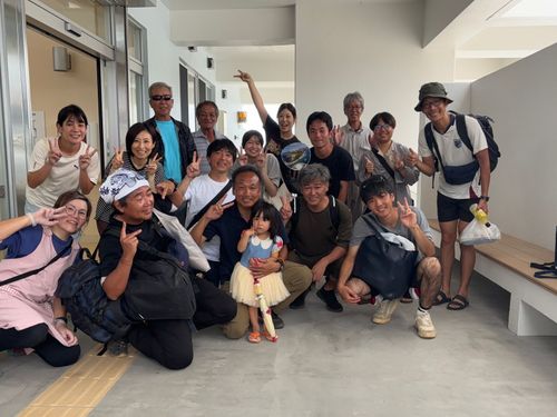 参加者と島人と一緒に記念写真（写真中央下：佐々木氏）
