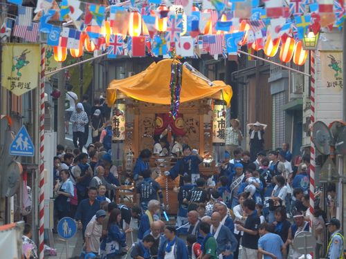 普段は静かなまちが、ハレの日には大きく姿を変える