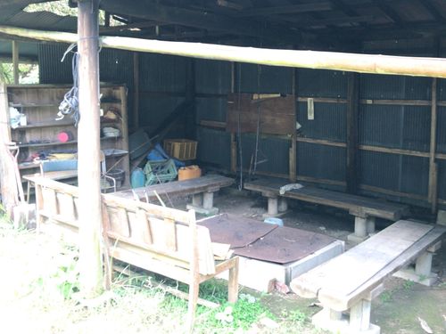 ゲートボール場に隣接する屋外囲炉裏。贅沢な楽しみ、運動後のBBQを復活させます!