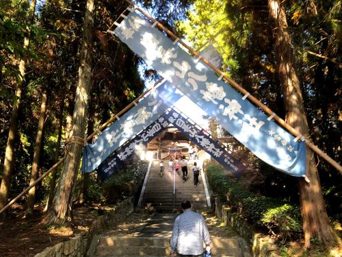 秋祭りの様子。ここでは伝統芸能「備中神楽」の奉納がおこなわれます。