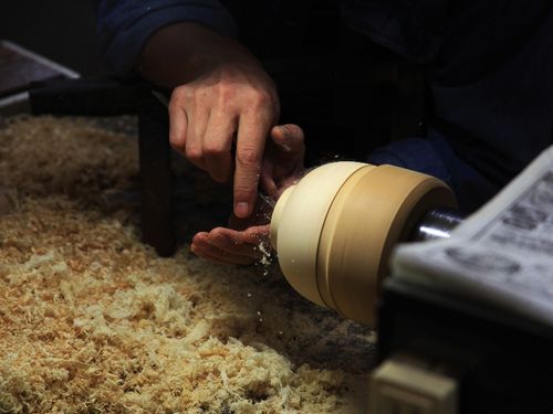 医療機関で働きながら、漆芸技術を磨いている人もいる。