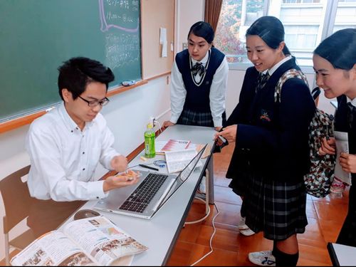 開設してから約1年。学校が終わって塾に来て、宿題など各々の学習を始めています。三崎高校の生徒たちの良いところは、素朴で人懐っこいところ。勉強以外にも様々な話をしに来てくれます。