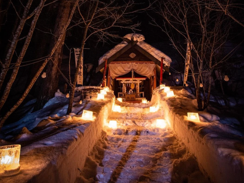 毎年2月に行われるアイスキャンドルミュージアムでは、住民によって一の橋神社にもアイスキャンドルが灯された