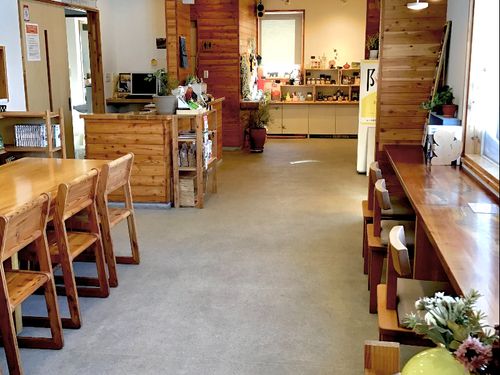 店内はゆったりと15席ほど。奥には商品も陳列できる。できる