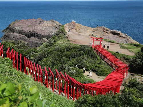 地域の網元・岡村さんの枕元に現れた白狐のお告げにより建立された元乃隅神社☆