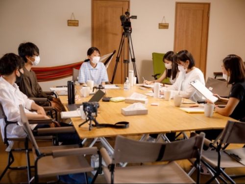最終報告会に向けて参加者同士がじっくりと語り合う姿