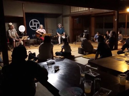 土井見世で音楽イベントの様子