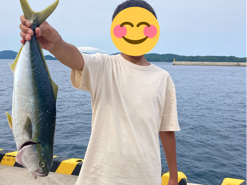 島留学生が釣りあげました。知夫里島に来たらこんなに大きな魚が釣れるかも⁉