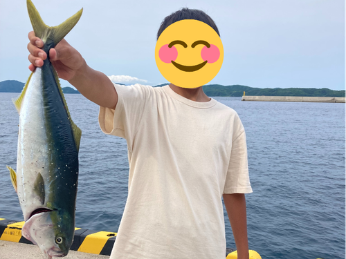 島留学生が釣りあげました。知夫里島に来たらこんなに大きな魚が釣れるかも⁉