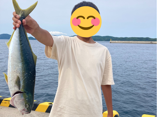 島留学生が釣りあげました。知夫里島に来たらこんなに大きな魚が釣れるかも⁉