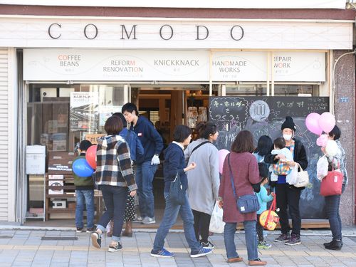 街なかの各店舗が一同に開催した「100円商店街」を楽しむ