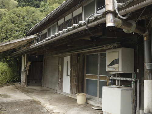 離れ。ドアを開けると２階の和室二部屋に続く階段がある。