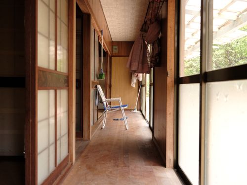縁側の両端には押入れがあります