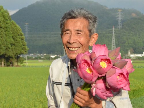 笑顔素敵な花はす農家の井上さん