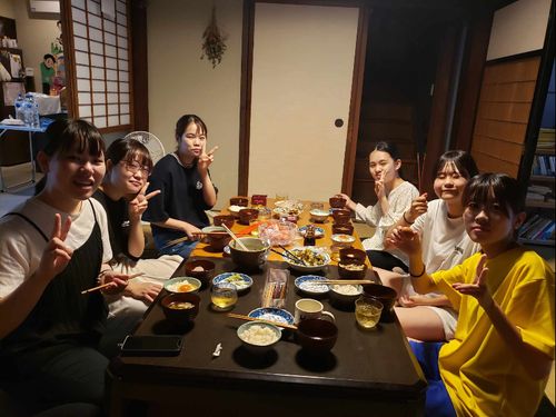 地元住民も交えた夕食会もします!