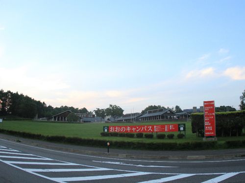 奥に見える建物には、木工体験施設、工芸品のお店、産直施設が並ぶ