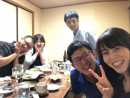 役場同期とはしゃぐ山本さん（右から2番目）