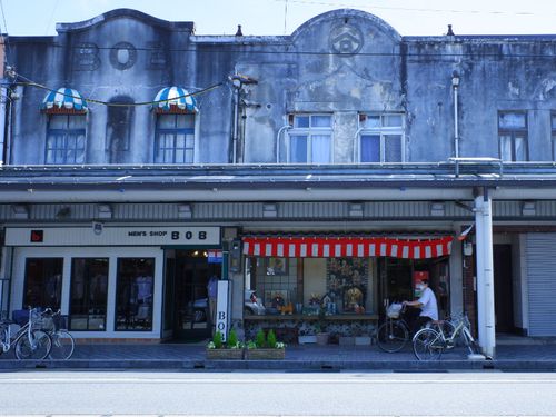 大正末期~昭和初期のレトロな街並みが残る商店街
