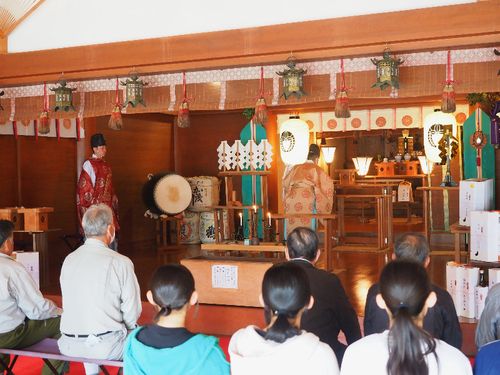 本殿で稲刈り前の神事に参加!
