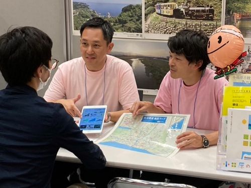 小田原市の相談ブース(ピンクのTシャツが目印です♪)