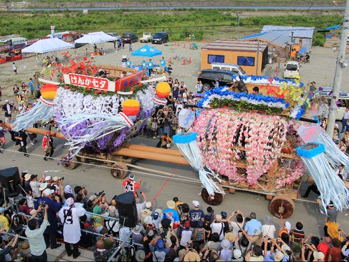 伝統的な七夕まつりの様子。移住者やお祭りの時だけ手伝いに来られる方など、沢山の人が関わっている行事です!